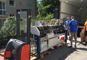 Die Mitarbeiter der Münchener Umzugsfirma Tip Top Umzug beladen einen LKW