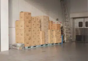 Gestapelte Umzugkartons in einem Lager