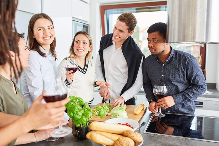 Familie und Freunde feiern einen Umzug mit Wein und Essen