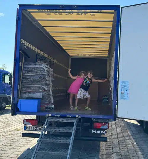 Kinder auf Umzugs LKW