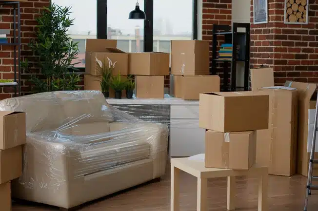 Zusammengepackte Möbelstücke in einer Wohnung in Dachau