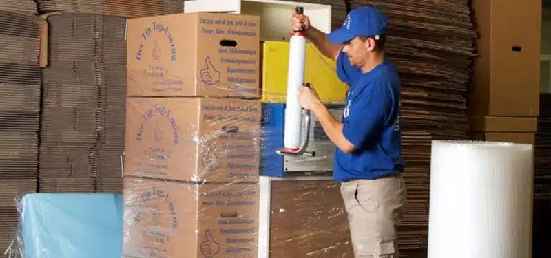 Verpacken von Umzugskartons durch Mitarbeiter