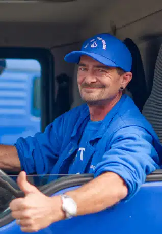 lächelnder Lkw Fahrer mit Daumen hoch