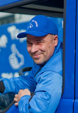 Lkw Fahrer schaut aus dem Fenster mit Daumen hoch