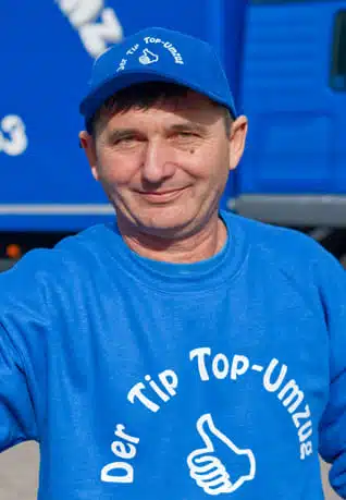 Mann mit blauer Kappe und Daumen hoch