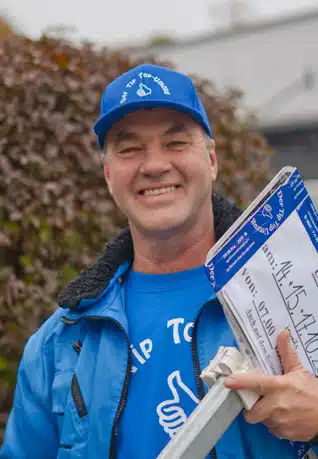 lächelnder Mann mit blauer Kappe