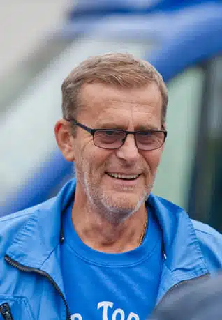 Mann mit Brille und blauer Jacke