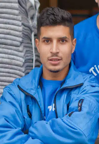 Junger Mann mit blauer Jacke