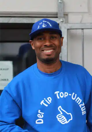 Mann mit blauer Kappe