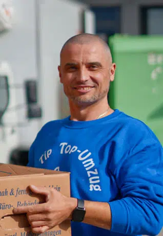 Umzugshelfer mit Umzugskarton in den Händen