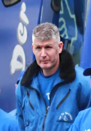 Mann mit blauer Jacke