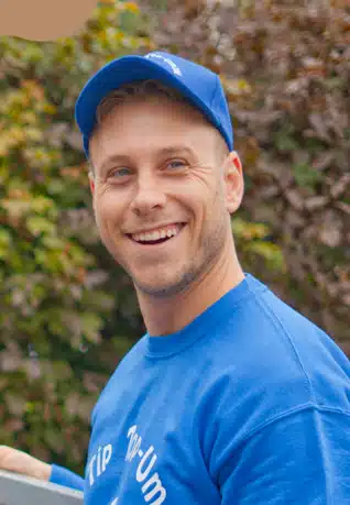 Junger Mann mit Blauer Kappe