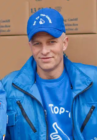 Junger Mann mit blauer Jacke und Kappe