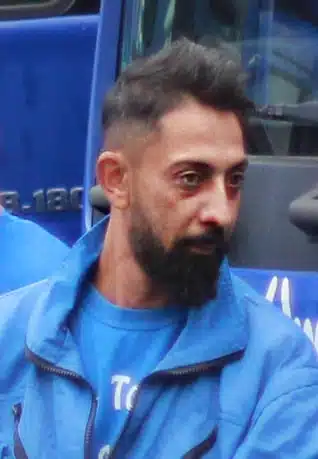 Mann mit Bart und blauer Jacke