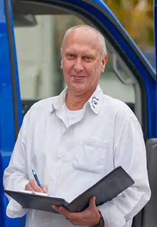 Mann mit Heft und Stift in der Hand